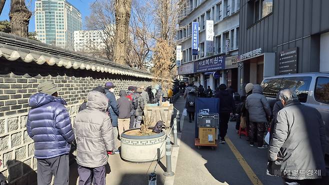 지난 4일 서울 종로구 탑골공원 무료급식소 앞에 배식을 기다리는 줄이 길게 만들어졌다. 김도윤 기자.