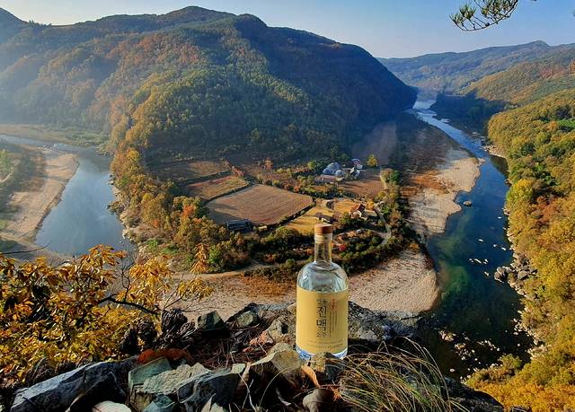 ‘진맥소주’를 생산하는 맹개술도가가 있는 맹개마을 전경. 강이 마을을 빙 두르고 있다. 맹개술도가