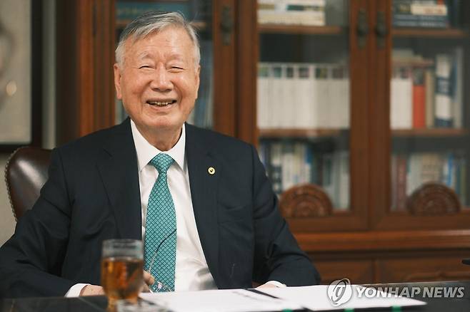 인터뷰하는 이중근 부영그룹 회장 (서울=연합뉴스) 류효림 기자 = 이중근 부영그룹 회장이 지난 19일 서울 중구 부영그룹 본사 회장실에서 연합뉴스와 인터뷰하던 중 미소를 짓고 있다. 지난달 제19대 대한노인회 회장으로 취임한 이 회장은 노인 연령 기준 상향안과 '재가 임종제도' 추진 계획을 밝혔다. ryousanta@yna.co.kr