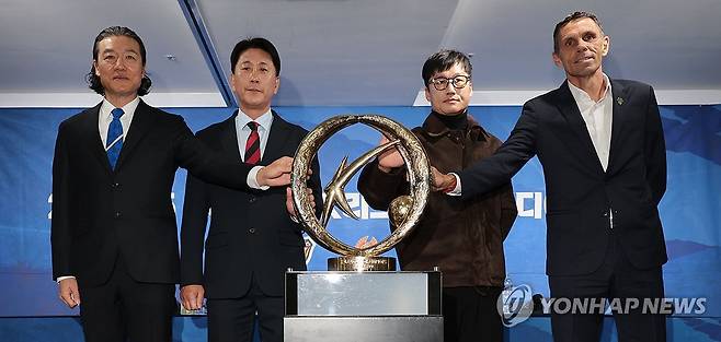 선전 다짐하는 ACL 참가 K리그 4개팀 감독들 (서울=연합뉴스) 김인철 기자 = 5일 서울 종로구 축구회관에서 열린 2024-25 아시아축구연맹 챔피언스리그(ACL) 참가 K리그 4개팀 미디어데이에서 각 구단 감독들이 기념촬영을 하고 있다.
왼쪽부터 김판곤 울산 HD 감독, 박태하 포항 스틸러스 감독, 이정효 광주FC 감독, 거스 포옛 전북 현대 모터스 감독. 2025.2.5 yatoya@yna.co.kr