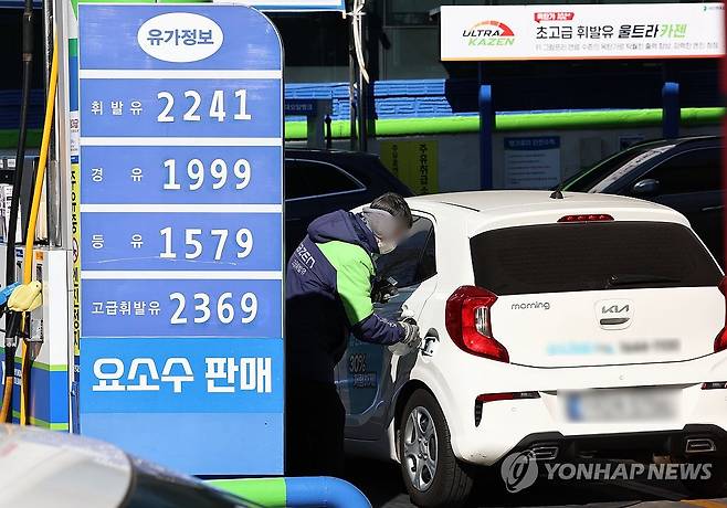 높은 환율ㆍ유가에 1월 소비자물가 2.2% 상승 (서울=연합뉴스) 김인철 기자 = 상승 흐름을 타고 있는 국제유가와 원/달러 환율이 물가를 끌어올리는 주요인이 되면서 소비자물가 상승률이 5개월 만에 2%대로 상승했다. 사진은 이날 서울 시내의 한 주유소 유가정보 간판 모습. 2025.2.5 yatoya@yna.co.kr
