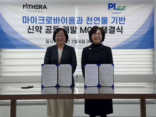 왼쪽부터 손미원 엠타라파마 대표와 이연희 비엘비앤비 대표가 6일 ‘마이크로바이옴과 천연물 기반 신약 공동개발 MOU(전략적 업무협약)’를 체결하며 기념사진을 촬영하고 있다./사진=엠테라파마