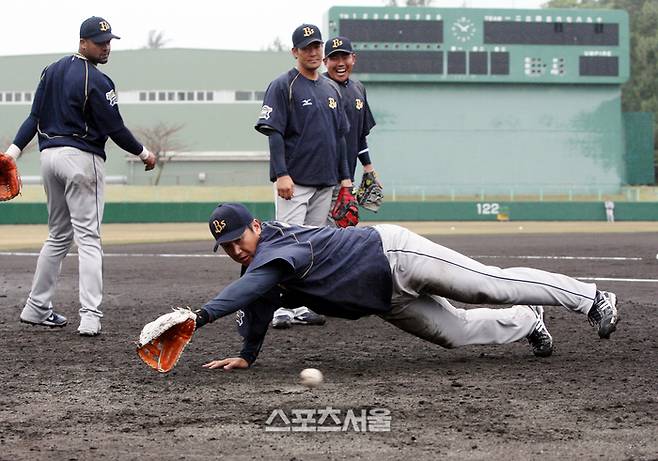 ‘빅보이’ 이대호도 오릭스 시절 미야코지마에서 스프링캠프를 치렀다. 다이빙캐치로 열정을 불태우고 있는 이대호. 사진 | 스포츠서울 DB