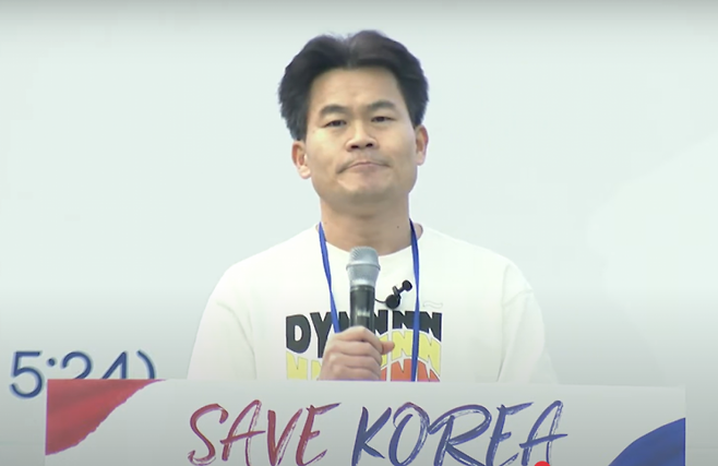 공무원 한국사 강사 전한길 씨가 지난달 25일 개신교계 단체 세이브코리아가 개최한 '국가비상기도회'에 참석해 발언하고 있다. 유튜브 채널 '크리스천투데이'