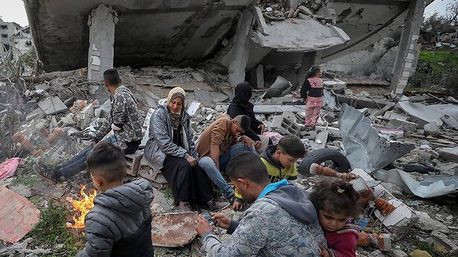 폐허 속 가자지구 주민