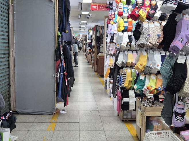 지난 4일 오후 4시 서울 동대문구 평화시장 내부 모습. 형형색색의 모자와 양말 등을 판매하는 매장들이 눈에 띈다. /사진=박진호 기자.