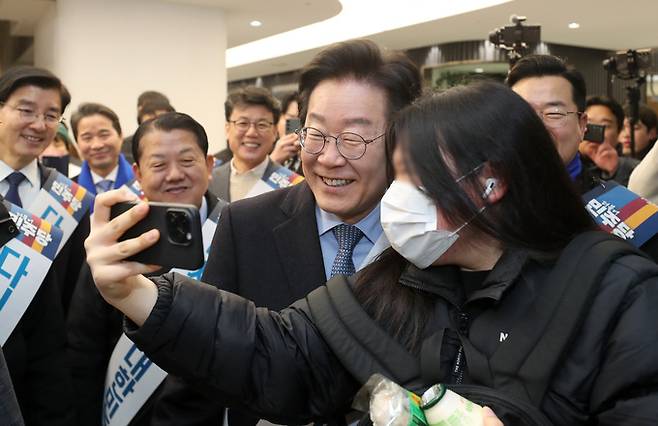 더불어민주당 이재명 대표가 지난달 24일 서울 서초구 고속버스터미널에서 시민과 셀카 찍고 있다. 연합뉴스