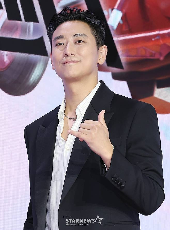 (서울=뉴스1) 김진환 기자 = 배우 주지훈이 21일 오전 서울 강남구 그랜드 인터컨티넨탈 서울 파르나스에서 열린 넷플릭스 오리지널 시리즈 ‘중증외상센터’? 제작발표회에 참석해 포즈를 취하고 있다. 오는 24일 공개되는 ‘중증외상센터’?는 전장을 누비던 천재 외과 전문의 백강혁(주지훈)이 유명무실한 중증외상팀을 심폐 소생하기 위해 부임하면서 벌어지는 이야기를 그렸다. 2025.1.21/뉴스1 Copyright (C) 뉴스1. All rights reserved. 무단 전재 및 재배포, AI학습 이용 금지. /사진=(서울=뉴스1) 김진환 기자