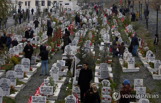 지진 사망자 추모 (로이터 연합뉴스) 튀르키예 강진 발생 2년째를 맞은 6일(현지시간) 피해 지역인 하타이에 마련된 공동묘지에 조문객들이 찾아와 사망자를 추모하고 있다. 2025.2.6 photo@yna.co.kr