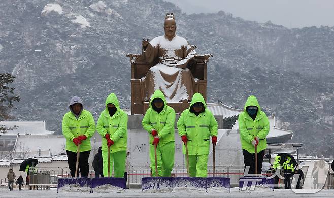강추위 속 전국 곳곳에 눈이 많이 내린 7일 오전 서울 종로구 광화문 광장 일대에서 종로구 관계자들이 제설작업을 하고 있다. 2025.2.7/뉴스1 ⓒ News1 임세영 기자