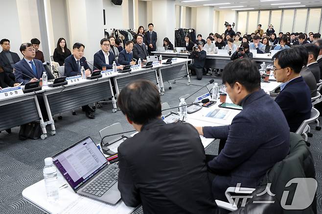 강도현 과학기술정보통신부 2차관이 6일 오전 서울 중구 국가인공지능위원회에서 열린 '국내 AI 산업 경쟁력 진단 및 점검 회의'에서 모두발언을 하고 있다. 2025.2.6/뉴스1 ⓒ News1 민경석 기자