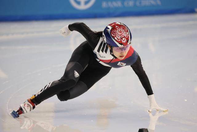 7일 중국 하얼빈 헤이룽장 빙상훈련센터 다목적홀에서 열린 2025 하얼빈 동계 아시안게임 쇼트트랙 여자 500m 예선에서 한국 최민정이 질주하고 있다. 하얼빈=연합뉴스