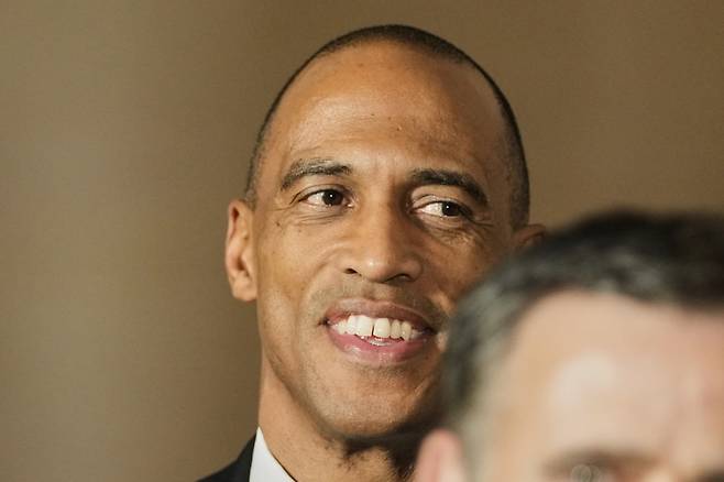 스콧 터너 미국 주택도시개발부 장관. 전날 미 상원 인준을 받아 공식 임명된 터너 장관은 6일(현지시간) 패니 메와 프레디 맥을 민영화하겠다고 밝혔다. NFL(프로미식축구) 선수 출신의 터너 장관은 트럼프 행정부의 유일한 흑인 장관이다. /AP