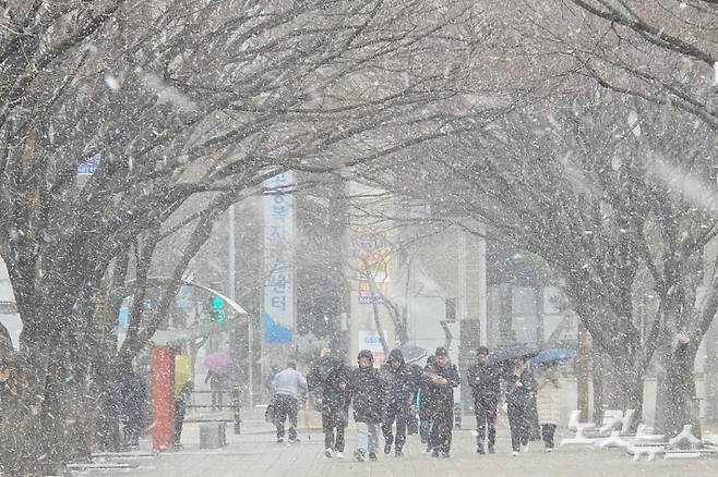 7일 오전 부산 연제구에 많은 눈이 내리고 있다. 송호재 기자