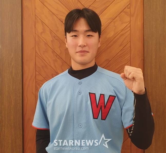 2024 이영민 타격상을 받은 휘문고 염승원(키움 지명)이 5일 서울 도곡동에서 열린 2024 KBSA 시상식 후 파이팅 포즈를 취하고 있다. /사진=김동윤 기자