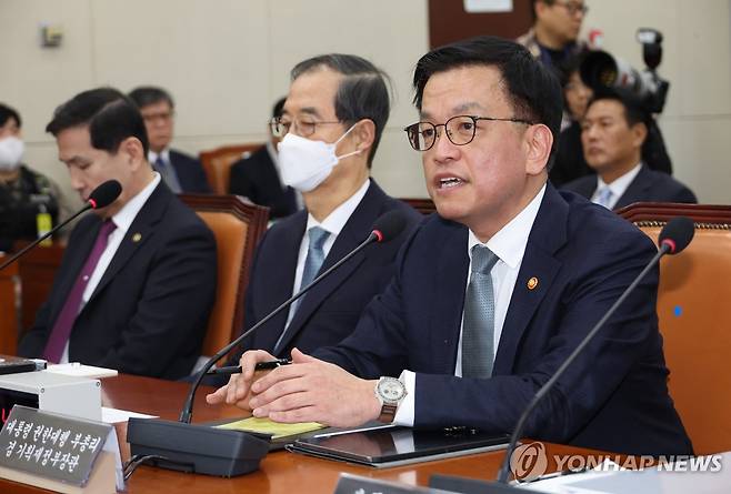 최상목 권한대행, 내란 국조특위 발언 (서울=연합뉴스) 김주성 기자 = 최상목 대통령 권한대행 부총리 겸 기획재정부장관이 6일 서울 여의도 국회에서 열린 '윤석열 정부의 비상계엄 선포를 통한 내란 혐의 진상규명 국정조사 특별위원회' 3차 청문회에서 발언하고 있다. 2025.2.6 utzza@yna.co.kr