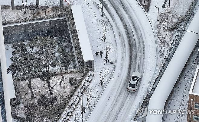 제설 안 된 골목길 (대구=연합뉴스) 윤관식 기자 = 대구에 눈이 내린 7일 대구 중구 한 골목길 도로가 제설이 되지 않아 차량이 천천히 이동하고 있다. 2025.2.7 psik@yna.co.kr