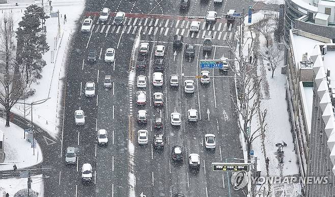 눈 내리는 대구 (대구=연합뉴스) 윤관식 기자 = 대구에 눈이 내린 7일 대구 중구 달구벌대로에서 차량들이 서행하고 있다. 2025.2.7 psik@yna.co.kr
