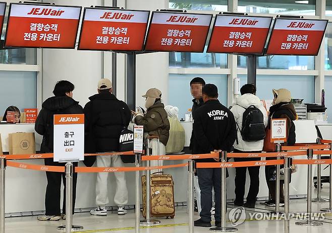 제주공항 출발편 잇단 결항 (제주=연합뉴스) 박지호 기자 = 7일 제주공항에 강풍경보와 급변풍경보가 발효된 가운데 다른 지방 폭설 영향으로 항공편들이 잇따라 결항하고 있다.
이날 오전 제주공항 출발층 제주항공 결항 승객 전용카운터가 붐비고 있다. 2025.2.7 jihopark@yna.co.kr