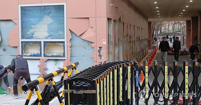 서부지법 난동사태, 복구작업 시작 (서울=연합뉴스) 이진욱 기자 = 윤석열 대통령이 내란 우두머리 혐의로 구속되자 일부 윤 대통령 지지자들이 서울서부지방법원 내부로 난입해 불법폭력사태를 일으킨 19일 오후 서부지법에서 청사 관계자들이 파손된 시설물과 물품 등을 치운 뒤 복구작업을 하고 있다. 2025.1.19 cityboy@yna.co.kr