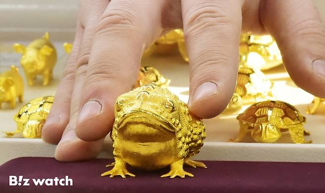 미국 트럼프발 관세 위협에 안전자산 수요가 급증해 24K 금값 1돈(3.75g) 매입가격이 57만원을 넘어서고 있다./사진=이명근 기자 qwe123@