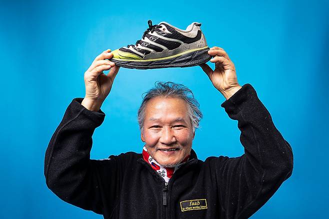 박복진 대표는 30년 가까이 울트라 러너로서 고집스럽게 자기 이름을 걸고 초장거리 달리기에 적합한 마라톤화를 만들어 왔다. 구조, 디자인, 하청 제작, 유통, 수출까지 혼자 다 한다. /양수열 영상미디어 기자