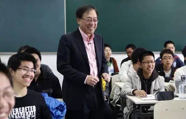 컴퓨터 과학 분야의 노벨상으로 불리는 튜링상을 수상한 야오치즈 교수가 모교인 칭화대에서 학생들을 가르치고 있다. 칭화대는 야오 교수의 이름을 따 야오반이라는 별도의 AI 인재 학습반을 운영하고 있다. 바이두 캡처