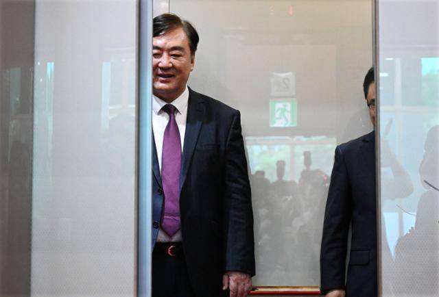싱하이밍 주한중국대사가 지난해 본국 귀환을 앞두고 서울 종로구 외교부 청사를 방문해 엘리베이터를 타고 있다. 왕태석 선임기자