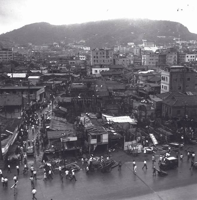 1966년 종묘-남산 사이 판자촌을 철거하는 모습. 1967년 세운상가군 건설이 시작됐다. 서울역사박물관