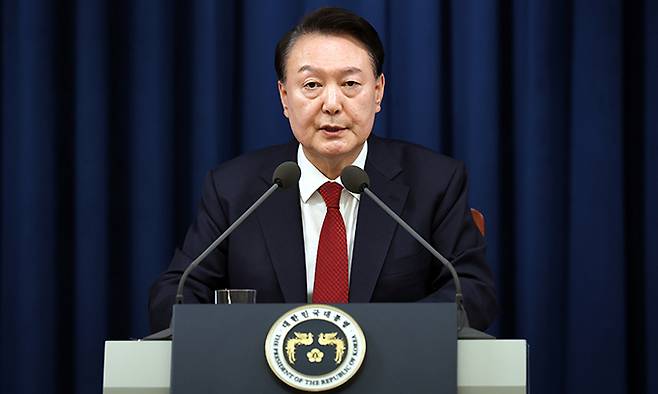 윤석열 대통령이 2024년 12월 3일 밤 서울 용산 대통령실 청사에서 긴급 대국민 특별 담화를 하고 있다. 대통령실 제공