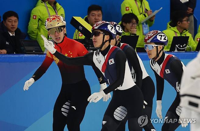 8일 중국 하얼빈 헤이룽장 빙상훈련센터 다목적홀에서 열린 하얼빈 동계아시안게임 쇼트트랙 남자 1,500m 결승에서 박지원이 결승선을 통과하고 있다. 왼쪽은 중국 린샤오쥔(한국명 임효준). 연합뉴스