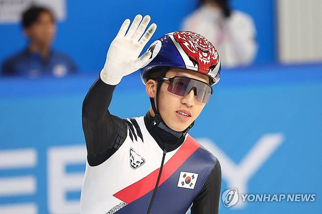 8일 중국 하얼빈 헤이룽장 빙상훈련센터 다목적홀에서 열린 하얼빈 동계아시안게임 쇼트트랙 남자 1,500m 결승에서 박지원이 금메달을 따낸 뒤 관중에 인사하고 있다. 연합뉴스