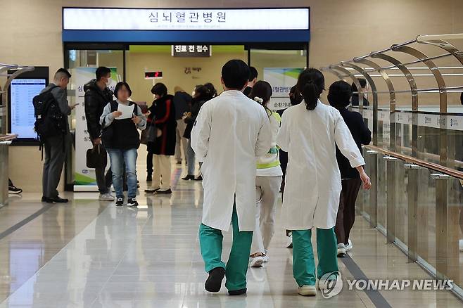 의정갈등 1년 (서울=연합뉴스) 임화영 기자 = 의정갈등이 이달로 1년이 된 3일 서울 시내의 한 대학병원에서 의료진이 이동하고 있다. 2025.2.3 hwayoung7@yna.co.kr