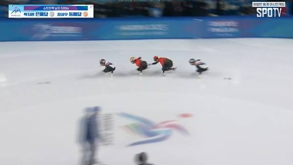 린샤오쥔을 밀어주는 쑨룽. ⓒSPOTV 중계화면 캡처