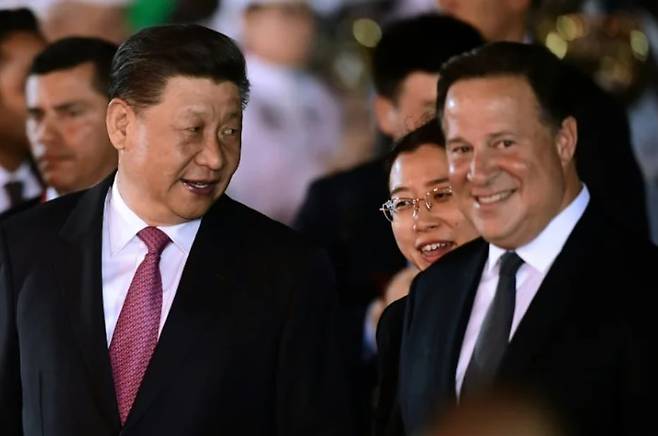 2018년12월 파나마를 방문한 시진핑 중국 국가주석(왼쪽)이 후안 카를로스 바렐라 당시 파나마 대통령과 얘기를 나누고 있다. /AFP 연합뉴스