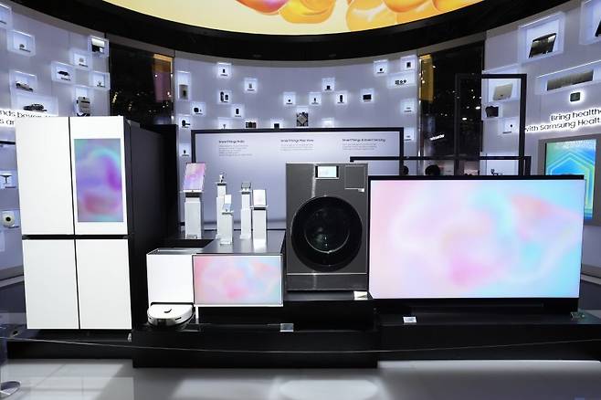 삼성전자 스마트 기기들이 지난달 7일(현지시간) 미국 네바다주 라스베이거스 CES 행사장에 전시돼 있다. 월스트리트저널(WSJ)은 8일 도널드 트럼프 대통령의 관세 정책으로 삼성전자 세탁기 공장이 들어선 사우스캐롤라이나 주에는 긍정적인 효과가 있었지만 미 경제는 이 효과를 훨씬 뛰어넘는 막대한 비용을 부담하고 있다고 지적했다. AP 뉴시스