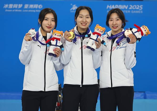 <yonhap photo-4539=""> 금은동 대한민국 싹쓸이 (하얼빈=연합뉴스) 서대연 기자 = 8일 중국 하얼빈 헤이룽장 빙상훈련센터 다목적홀에서 열린 하얼빈 동계아시안게임 여자 500m 결승 시상식에서 금메달을 차지한 최민정, 은메달을 획득한 김길리, 동메달을 차지한 이소연이 기념촬영을 하고 있다. 2025.2.8 dwise@yna.co.kr/2025-02-08 16:03:24/ <저작권자 ⓒ 1980-2025 ㈜연합뉴스. 무단 전재 재배포 금지, AI 학습 및 활용 금지></yonhap>