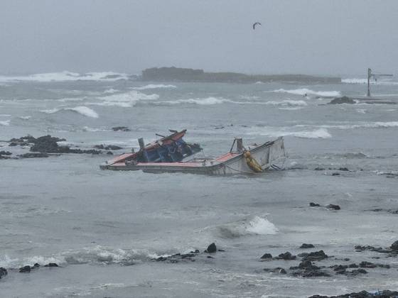 1일 오전 제주시 구좌읍 토끼섬 인근 해상에서 좌초된 어선이 반파돼 있다. 사진 서귀포해양경찰서
