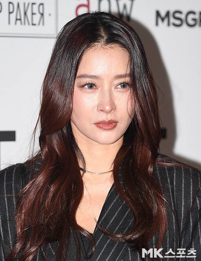 황보는 블랙 스트라이프 패턴이 가미된 오버핏 블레이저를 선택해 강렬한 카리스마를 연출했다.사진=천정환 기자