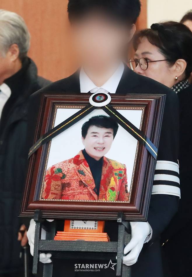 '국민 트로트 가수' 故송대관의 발인제가 엄수된 9일 오전, 서울 종로구 서울대학교병원 장례식장에서 영정사진과 유해가 운구되고 있다. /2025.02.09 /사진=이동훈 photoguy@