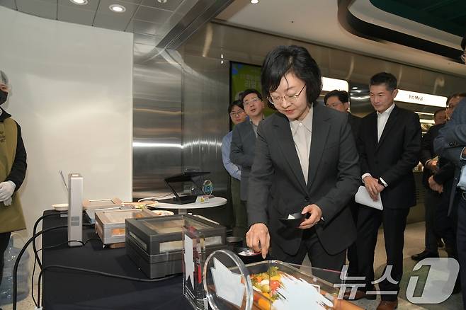 오유경 식품의약품안전처장이 10일 경기 성남시 분당구 삼성웰스토리를 방문, 시설을 둘러보고 있다. 삼성웰스토리는 조리로봇 등 자동화 식품용 기기를 도입해 전국 400여개 집단급식소를 운영하며 단체 급식, 식자재유통 등 푸드서비스를 제공하고 있다. (식약처 제공) 2025.2.10/뉴스1