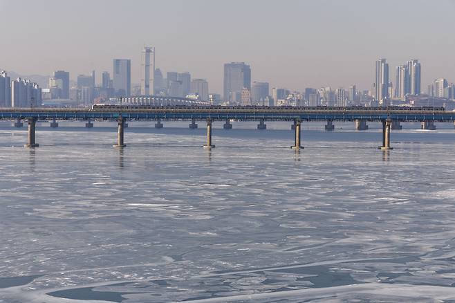 9일 서울 도심 한강에 유빙이 가득하다. 기사와 직접적 연관 없음. 사진=연합뉴스