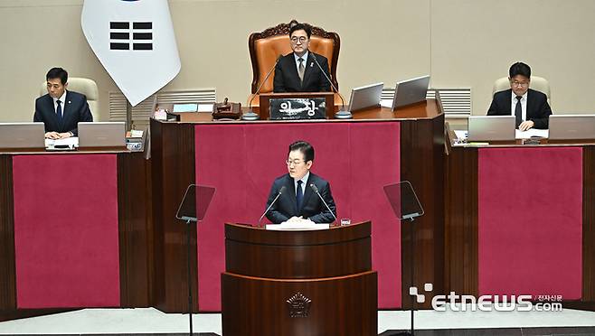 제422회 국회(임시회) 제2차 본회의가 10일 서울 여의도 국회에서 열렸다. 이재명 더불어민주당 대표가 교섭단체대표 연설을 하고 있다. 이동근기자 foto@etnews.com