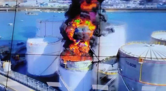 10일 오전 11시 15분께 울산 울주군 온산읍 처용리 온산공단 유나이티드터미널코리아 내 유류탱크에서 대규모 화재가 발생, 시커먼 연기와 함께 불길이 솟구쳐 오르고 있다. 대용량 방사포까지 동원한 끝에 화재 발생 3시간여 만인 오후 2시 19분께 완전히 진화했다. 독자 제공