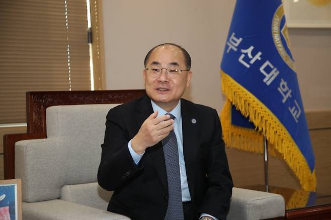 부산대 최재원 총장이 10일 부산파이낸셜뉴스와 신년인터뷰에서 "부산대만의 차별성, 탁월성, 대표성을 추구하는 'PNU Way'로 우리나라 최초의 종합 국립대이자, 글로컬대학으로서의 위상을 확실하게 다져나가겠다"고 강조했다. 부산대학교 제공