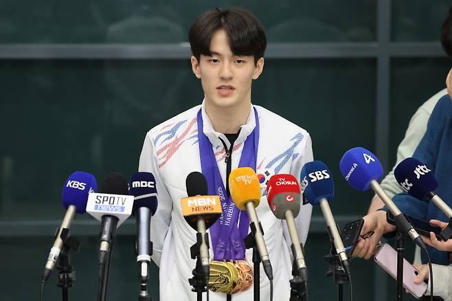 <yonhap photo-5538=""> 소감 말하는 장성우 (영종도=연합뉴스) 임화영 기자 = 2025 하얼빈 동계 아시안게임 쇼트트랙 대표팀의 장성우가 10일 인천국제공항을 통해 귀국, 메달을 목에 걸고 소감을 말하고 있다. 2025.2.10 hwayoung7@yna.co.kr/2025-02-10 19:48:58/ <저작권자 ⓒ 1980-2025 ㈜연합뉴스. 무단 전재 재배포 금지, AI 학습 및 활용 금지></yonhap>