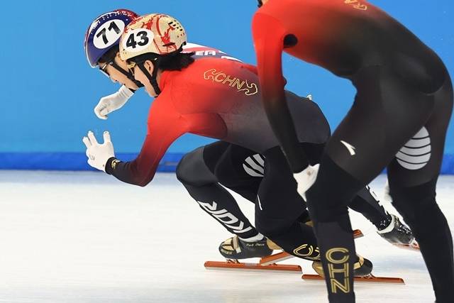 남자 5000m 계주 결승에서 박지원과 몸 싸움을 벌이는 린샤오쥔. 사진=연합뉴스