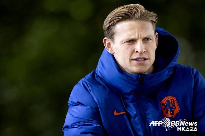 스페인 매체 ‘엘 나시오날’은 2월 9일 “리버풀이 바르셀로나와 데 용의 이적 협상을 시작했다”며 “바르셀로나는 데 용의 이적료로 4,000만 유로(한화 약 602억 원)로 책정했다”고 전했다. 이어 “데 용은 바르셀로나에서의 입지가 불안한 상태다. 바르셀로나도 데 용의 이적 제안에 귀를 기울이고 있다. 특히나 바르셀로나는 고액 연봉자인 데 용을 통해 수익을 올리고 급여 문제를 해결하고자 한다”고 했다. 사진=AFPBBNews=News1