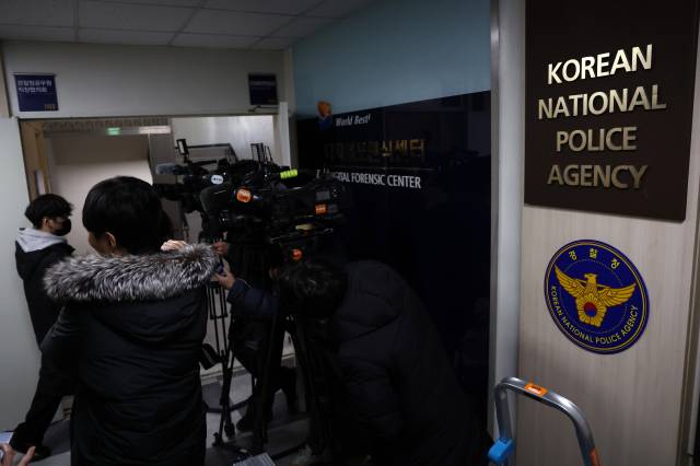 ▲윤석열 대통령 체포 저지를 주도한 혐의를 받는 박종준 전 대통령 경호처장이 2차 출석한 11일 오전 서울 서대문구 경찰청에서 취재진이 대기하고 있다. ⓒ연합뉴스