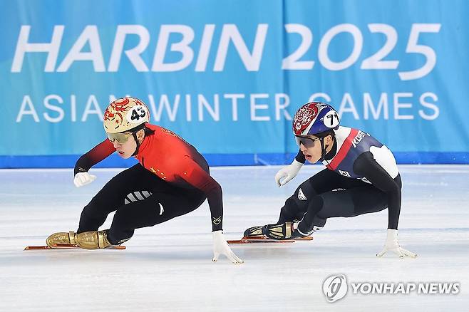 중국 쇼트트랙 스피드 스케이팅 대표팀의 쑨롱은 지난 9일 2025 하얼빈 아시안게임 쇼트트랙 남자 5000m 계주 결승전이 끝난 후 대한민국을 맹비난해 논란을 일으켰다. 이날 중국 대표팀은 레이스 막판 린샤오쥔(한국명 임효준)이 한국의 박지원과 충돌했고 이로 인해 동메달을 받았다. 한국은 페널티를 받아 실격 처리됐다. 이후 쑨룽은 공개적으로 한국이 더럽다며 맹비난했고 중국 언론도 한국의 악의적인 반칙으로 인해 금메달을 놓쳤다며 비난에 동참했다. 연합뉴스